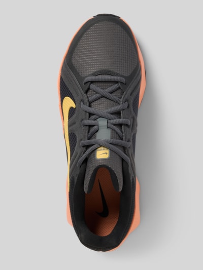 Produktfoto, Sneaker mit Schnürung Modell 'City Response' von Nike, dunkelgraues Mesh, gelbes Logo, abgerundete Spitze, orange Sohle