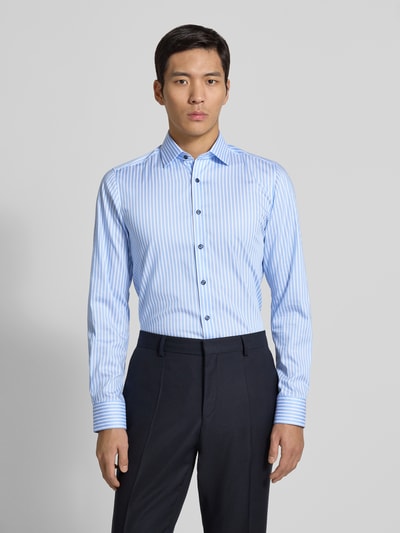 Männermodel trägt Slim Fit Businesshemd aus Baumwoll-Mix mit Haifischkragen von OLYMP, blau-weiß gestreift, Langärmelig, Knopfleiste, Sportmanschetten, Ganzkörperansicht von vorne.