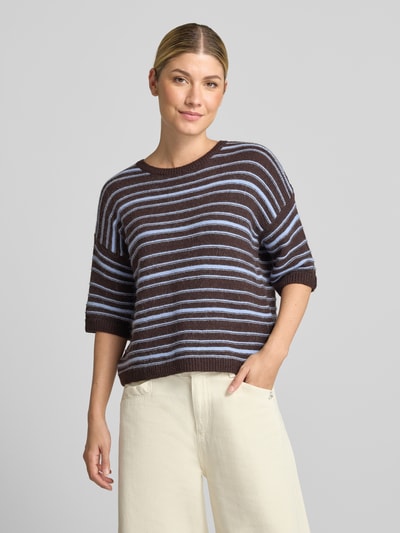 Vrouwenmodel draagt Relaxed Fit t-shirt uit wolmix van Smith and Soul, ribboorden, ronde hals, halflange mouwen, ruglengte maat S 49 cm, mouwlengte maat S 21 cm, bruin met lichtblauwe strepen, textuur gebreid, bovenlichaam close-up.