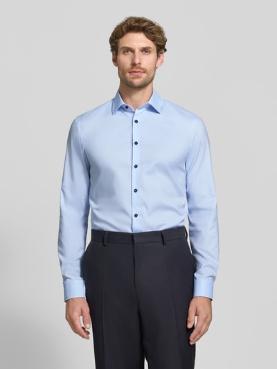 Männermodel trägt lichtblauw Super Slim Fit Businesshemd aus katoenmix van OLYMP No. Six voor Heren, zakelijk overhemd, Ganzkörperansicht von vorne