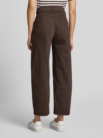 Frauenmodel trägt Regular Fit Barrel Jeans aus Baumwoll-Mix Modell 'ODELE' von CAMBIO in Dunkelbraun, strukturierte Baumwolltextur, Ganzkörperansicht Rückansicht, Damen Barrel Jeans von CAMBIO