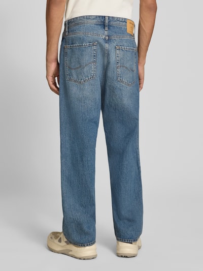 Męski model nosi Straight Fit Jeans aus reiner Baumwolle Modell 'ALEX' od JACK & JONES, niebieski denim, 5 kieszeni, szerokość w rozmiarze 32/32: 39 cm, długość wewnętrzna nogawki: 73 cm, widok całej sylwetki z tyłu.