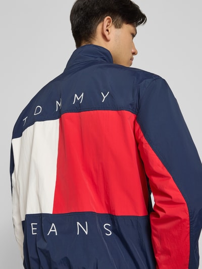 Männermodel trägt Regular Fit Blouson mit Logo-Stitching von Tommy Hilfiger, effen kleuren, opstaande kraag, satijn, Ganzkörperansicht Rückansicht