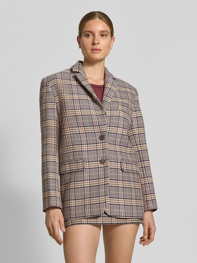 Vrouwenmodel draagt Regular Fit Longblazer uit viscosemix van Anine Bing, geruit, reverskraag, 2-knopsluiting, borst- en klepzakken, vooraanzicht bovenlichaam.