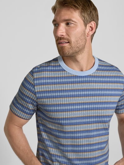 Männermodel trägt Regular Fit T-Shirt aus reiner Baumwolle von Paul Smith, blau gemustert, Kurzarm, Nahaufnahme Oberkörper, Herrenmode.