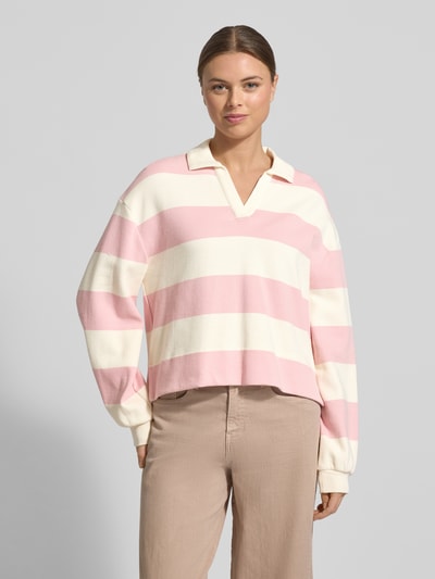 Frauenmodel trägt Sweatshirt mit Umlegekragen Modell 'Glocki' von Opus, rosa-weiß gestreift, Baumwoll-Elasthan-Mix, Gerader Schnitt, elastische Abschlüsse, Nahaufnahme Oberkörper.