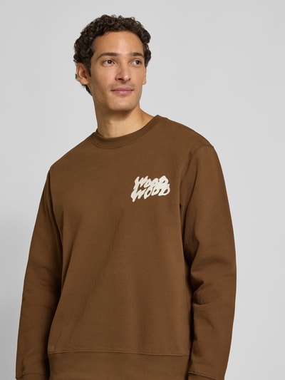 Männermodel trägt Sweatshirt mit Label-Print Modell 'Colter' von Wood Wood in Braun, reine Baumwolle, Nahaufnahme Oberkörper, Regular Fit