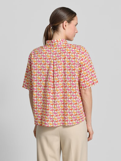 Männermodel trägt Regular Fit Bluse im Allover-Look Modell 'BEA' von 0039 Italy, reine bawełna, krój regular fit, długość tyłu 57 cm, długość rękawa 28 cm, widok całej sylwetki z tyłu