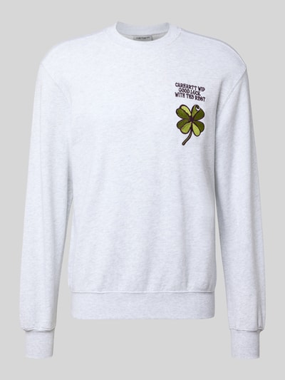 Produktfoto, Sweatshirt mit Label-Detail von Carhartt Work In Progress, bawełna, krój regular fit, ściągacze, dekolt okrągły, długość tyłu 67 cm, długość rękawa 66 cm, jasnoszary kolor, zielony nadruk z koniczyną