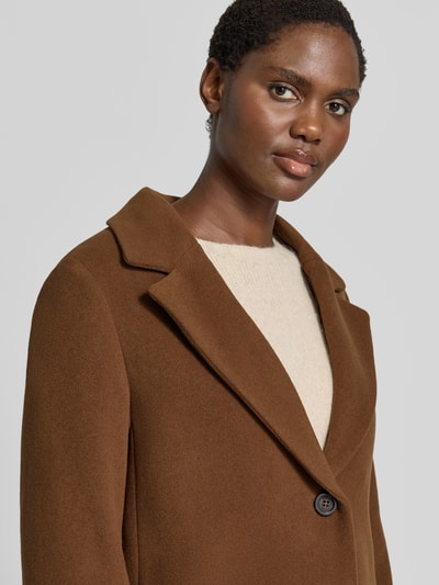 Frauenmodel trägt Mantel aus Schurwolle-Mix mit Kapuze von CINQUE in Braun, strukturierte Textur, Nahaufnahme Oberkörper, Straight Fit. Modell mit Reverskragen, Reißverschluss und Knopfleiste, seitliche Eingrifftaschen, Kaschmir-Anteil, Maße für Größe 36: Rückenlänge 109 cm, Schulterbreite 38 cm, Brustweite 50 cm, Ärmellänge 63 cm.