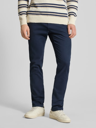 Männermodel trägt Schmale Chino mit gerader Silhouette und mittlerer Bundhöhe von REVIEW, dunkelblau, Baumwoll-Elasthan, Ganzkörperansicht von vorne.