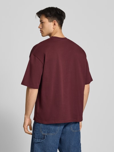 Männermodel trägt Oversized T-Shirt mit Logo und Rundhalsausschnitt von REVIEW, Herren T-Shirt aus Reine Baumwolle, Rückenlänge 68 cm, Ganzkörperansicht Rückansicht.