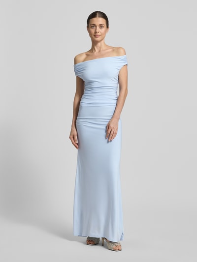 Kobiece modelka nosi długą spódnicę z drapowaniami model 'Mimi Flute Maxi Skirt' od Forever New, mieszanka materiałów z dodatkiem streczu, linia a, jasnoniebieski, szerokość w rozmiarze 36: 34 cm, całkowita długość w rozmiarze 36: 106 cm, zdjęcie całej sylwetki z przodu.