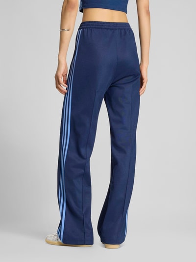 adidas Originals Spodnie dresowe o kroju loose fit z paskami w kontrastowym kolorze Błękitny 5