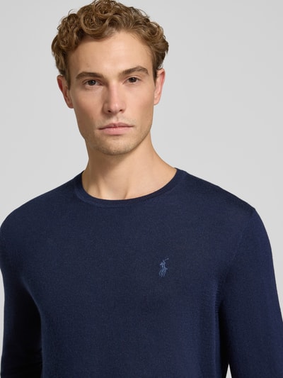 Mężczyznę model nosi Regular Fit Pullover aus reiner Wolle von Polo Ralph Lauren, kolor granatowy, gładka faktura, nahaufnahme górnej części ciała.