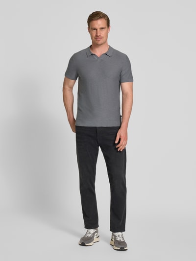 Männermodel trägt Regular Fit Poloshirt aus reiner Baumwolle von s.Oliver RED LABEL, Optik: Unifarben, Ganzkörperansicht von vorne.