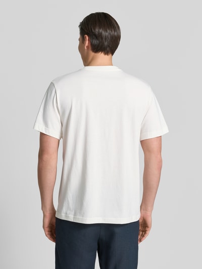 Männermodel trägt Regular Fit T-Shirt aus reine katoen Modell 'ASPEN' van SELECTED HOMME, effen wit, jersey, korte mouw, rugaanzicht.