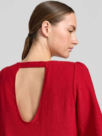 Frauenmodel trägt Knielanges Kleid mit Rundhalsausschnitt von Zero in kräftigem Rot, Material-Mix mit Stretch-Anteil, Detailaufnahme Rückansicht.