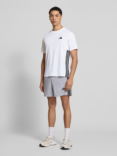 adidas Training t-shirt o kroju regular fit z detalem z logo model 'WE BAS 3S T' Biały 1