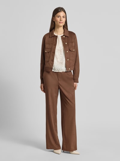 Kobiece modelka nosi Regular Fit Bluse mit Fransen und Rundhalsausschnitt von Oui w kolorze białym z frędzlami, okrągły dekolt, tunel, długość tyłu w rozmiarze 36: 51 cm, długość rękawów w rozmiarze 36: 63 cm, zdjęcie całej sylwetki z przodu.