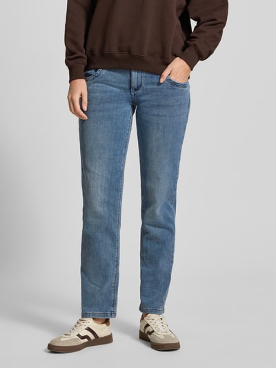 Kobiecej model nosi Straight Fit Jeans mit Eingrifftaschen Modell 'Anna' von Buena Vista, bawełniany mix z wiskozą, niebieski denim, widok na cały przód.