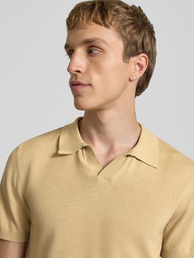 Männermodel trägt Regular Fit Poloshirt in Strick-Optik Modell 'Bray' von Blend in Beige, reine Baumwolle, Nahaufnahme Oberkörper.