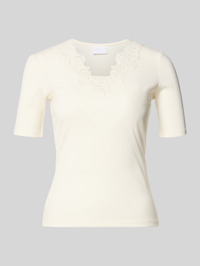 Produktfoto, T-Shirt in Ripp-Optik mit Spitzenbesatz von Jake*s Collection, cremefarben, Slim Fit, V-Ausschnitt, Rückenlänge 56 cm, Größe S