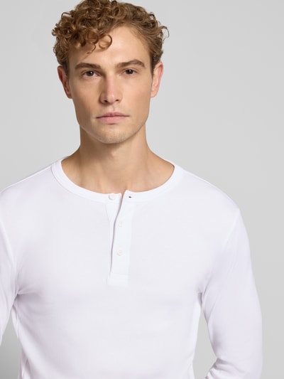 Männermodel trägt weißes Relaxed Fit shirt met lange mouwen aus katoenmix Modell 'MORRIS' von Jake*s Studio Men, Nahaufnahme Oberkörper.