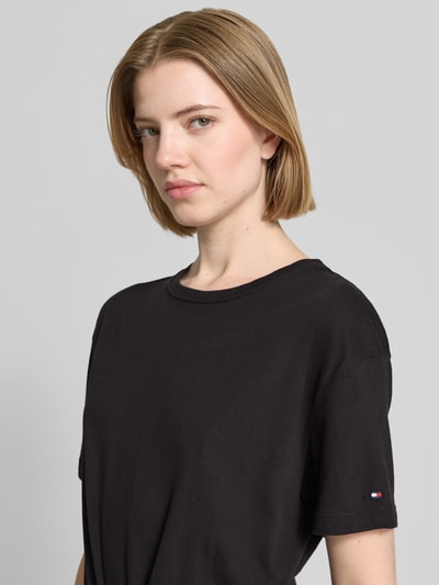 Frauenmodel trägt Relaxed Fit Freizeitkleid aus reiner Baumwolle von Tommy Hilfiger, Optik: Unifarben, Rundhals, Kurzarm, Jersey, Nahaufnahme Oberkörper.
