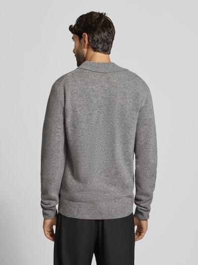 Mannelijk model draagt grijze gebreide pullover uit wolmix met polokraag, borstzak en ritssluiting Model 'FELIPO' van Casual Friday, slim fit, ruglengte maat M 67 cm, ganzekörperaanzicht rugaanzicht.