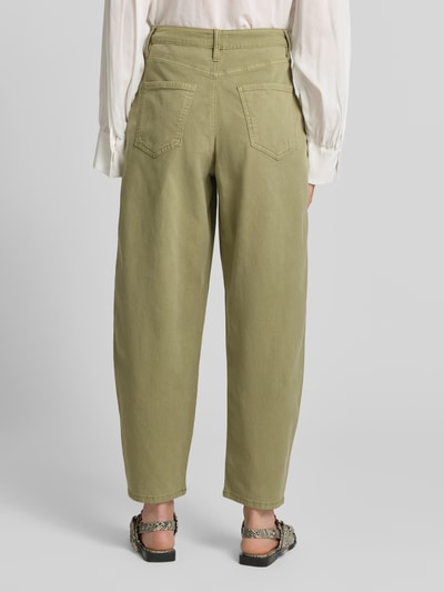 Frauenmodel trägt Barrel Fit Jeans aus Baumwoll-Mix von s.Oliver RED LABEL in einfarbigem Khaki, sichtbare Gesäßtaschen, Ganzkörperansicht Rückansicht.