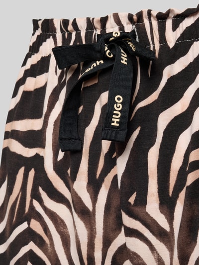 Frauenmodel trägt Regular Fit Pyjama Shorts aus Modal-Mix mit Baumwoll-Anteil von HUGO, Optik:Allover-Muster, Animal-Print, Nahaufnahme Oberkörper.