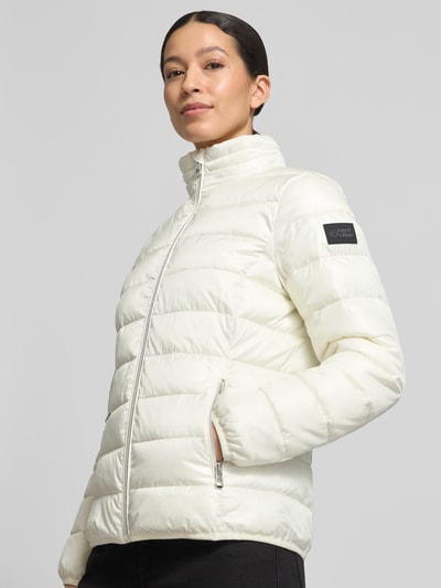 Vrouwenmodel draagt Regular Fit Steppjacke mit Kapuze van NAUTGÅRD in crème, label-detail, tunnelkoord, zakken, borstwijdte 56 cm, lengte 90 cm, schouderbreedte 45 cm, mouwlengte 60 cm, vooraanzicht bovenlichaam