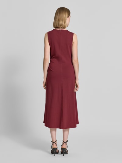 Frauenmodel trägt Tailliertes Freizeitkleid aus Baumwoll-Mix von s.Oliver RED LABEL, efekt: jednolity kolor, długość midi, dekolt w łódkę, bez rękawów, z wszytym zamkiem błyskawicznym, mieszanka bawełny, rozkloszowana, dżersej; Ganzkörperansicht Rückansicht.
