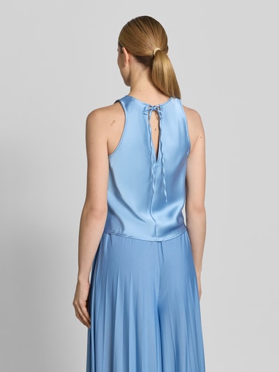 Frauenmodel trägt Regular Fit Top aus Satin Modell 'Laureen' von GUIDO MARIA KRETSCHMER WOMAN, Ärmelloses-Design, Elastischer-Material-Mix, Rückenlänge 48 cm, hellblau glänzend, Ganzkörperansicht Rückansicht.