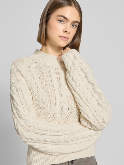 Frauenmodel trägt Slim Fit Pullover in Strick-Optik Modell 'Haysa' von Noisy May aus Baumwoll-Mix, cremefarben, Rundhalsausschnitt, Nahaufnahme Oberkörper.