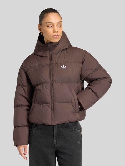 adidas Originals kurtka pikowana o kroju regular fit z wyhaftowanym logo Czekoladowy 3