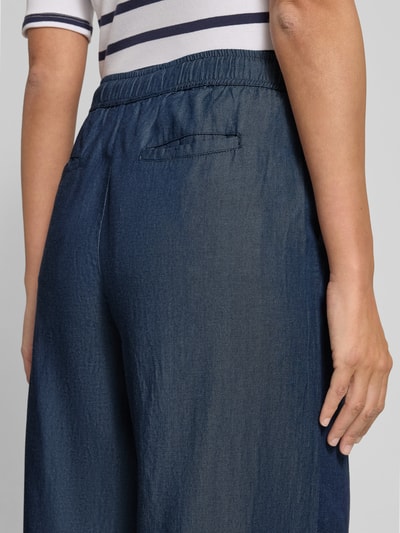 Frauenmodel trägt Tencel Lyocell Culotte mit elastischem Bund von Christian Berg Woman, Lyocell-Baumwoll-Mix, Gesäßtasche, Nahaufnahme Rückansicht.
