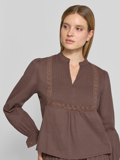 Frauenmodel trägt Bluse mit Häkelspitze Modell 'Tamya' von mbyM aus Reine Baumwolle, Gerader-Schnitt, Serafino-Kragen, Nahaufnahme Oberkörper.