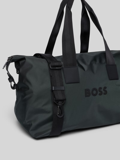 Produktfoto, Weekender mit abnehmbarer Schulterriemen Modell 'Catch_3.0_Holball' von BOSS, matowa czarna torba z nylonu, napis logo, suwak, uchwyty, główna komora, 2 siatkowe kieszenie, kieszeń na zamek na spodzie