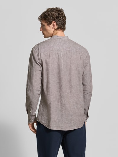 Męski model nosi Regular Fit Freizeithemd aus Leinen-Baumwoll-Mix od MCNEAL, kolor szary, długi rękaw, stechkragen, krój regular fit, długość pleców w rozmiarze M: 76 cm, szerokość w rozmiarze M: 48 cm, długość rękawa w rozmiarze M: 67 cm, tekstura lekko melanżowa, widok całej sylwetki z tyłu