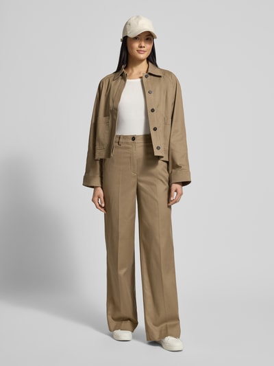 Frauenmodel trägt Wide Leg Hose aus Baumwoll-Lyocell-Mix von Marc O'Polo in Beige, unifarben, mit Gürtelschlaufen, Ganzkörperansicht von vorne.