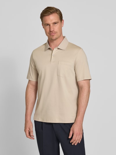 Mannelijk model draagt Regular Fit Poloshirt met borstzak van MAERZ Muenchen, katoen, knoopsluiting, beige, vooraanzicht, bovenlichaam close-up.