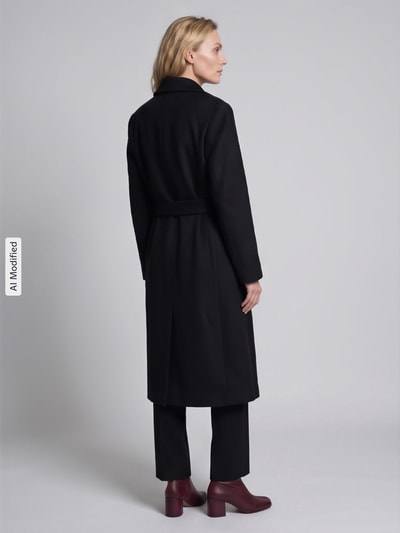 Frauenmodel trägt Regular Fit Mantel mit Woll-Anteil Modell 'Mindina' von HUGO in Schwarz, glatte Struktur, Ganzkörperansicht Rückansicht, KI-modifiziertes Bild. Damen Mantel von HUGO.