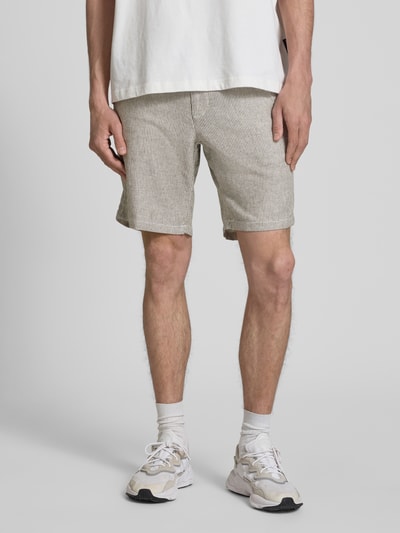 Männermodel trägt Shorts mit Tunnelzug Modell 'STACE MYKONOS' von Jack & Jones, beiger Material-Mix, gestreifte Textur, Nahaufnahme Oberschenkel, Regular Fit