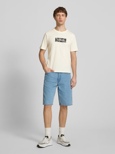 Männermodel trägt T-Shirt mit Label-Print von Jack & Jones in Creme, Reine Baumwolle, Gerader-Schnitt, Rundhalsausschnitt, Ganzkörperansicht von vorne