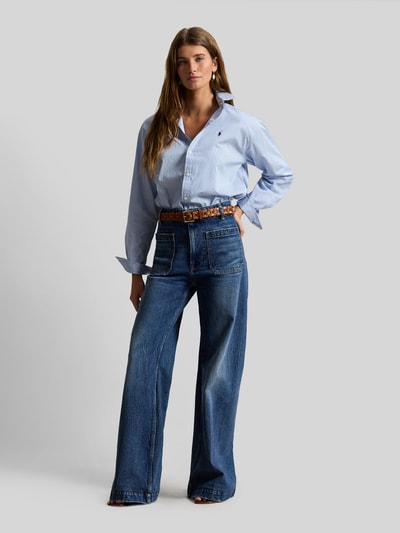 Vrouwenmodel draagt 'Hemdbluse mit Knopfleiste' van Polo Ralph Lauren, blauwe katoen, losse snit, borstzak, vooraanzicht volledige lichaamsopname.