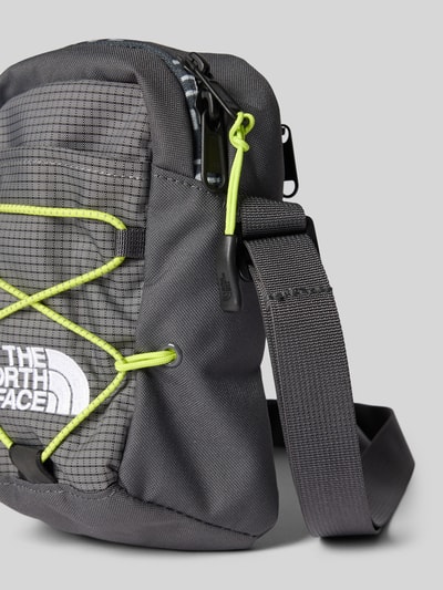 Produktfoto, Handtasche mit Label-Stitching von The North Face, grau, Hauptfach und Außenfach mit Reißverschluss, Schulterriemen, 16x22x7 cm, Länge Schulterriemen 76 cm