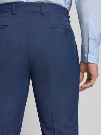 Männermodel trägt Regular Fit Anzugjacke mit Schurwoll-Anteil von HECHTER PARIS, niebieska tkanina, gładka faktura, detal tylnej części spodni, Ganzkörperansicht Rückansicht.