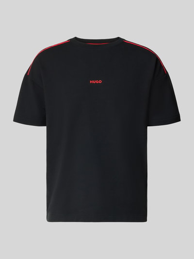 Produktfoto, schwarzes Regular Fit T-Shirt aus Baumwoll-Mix Modell 'NOAH' von HUGO mit roten Details auf grauem Hintergrund